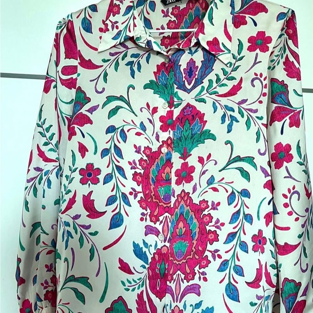 Zara Elegant Blouse in Soft Blue with Lightweight Fabric and Flattering Fit